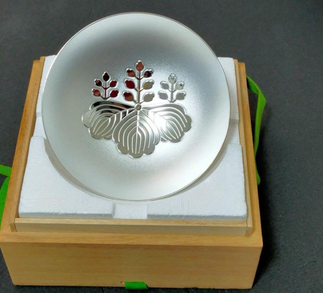 内閣総理大臣　銀杯　木箱付き 内閣総理大臣贈 銀盃 木箱付き 花模様 盃 日本製 内閣総理大臣